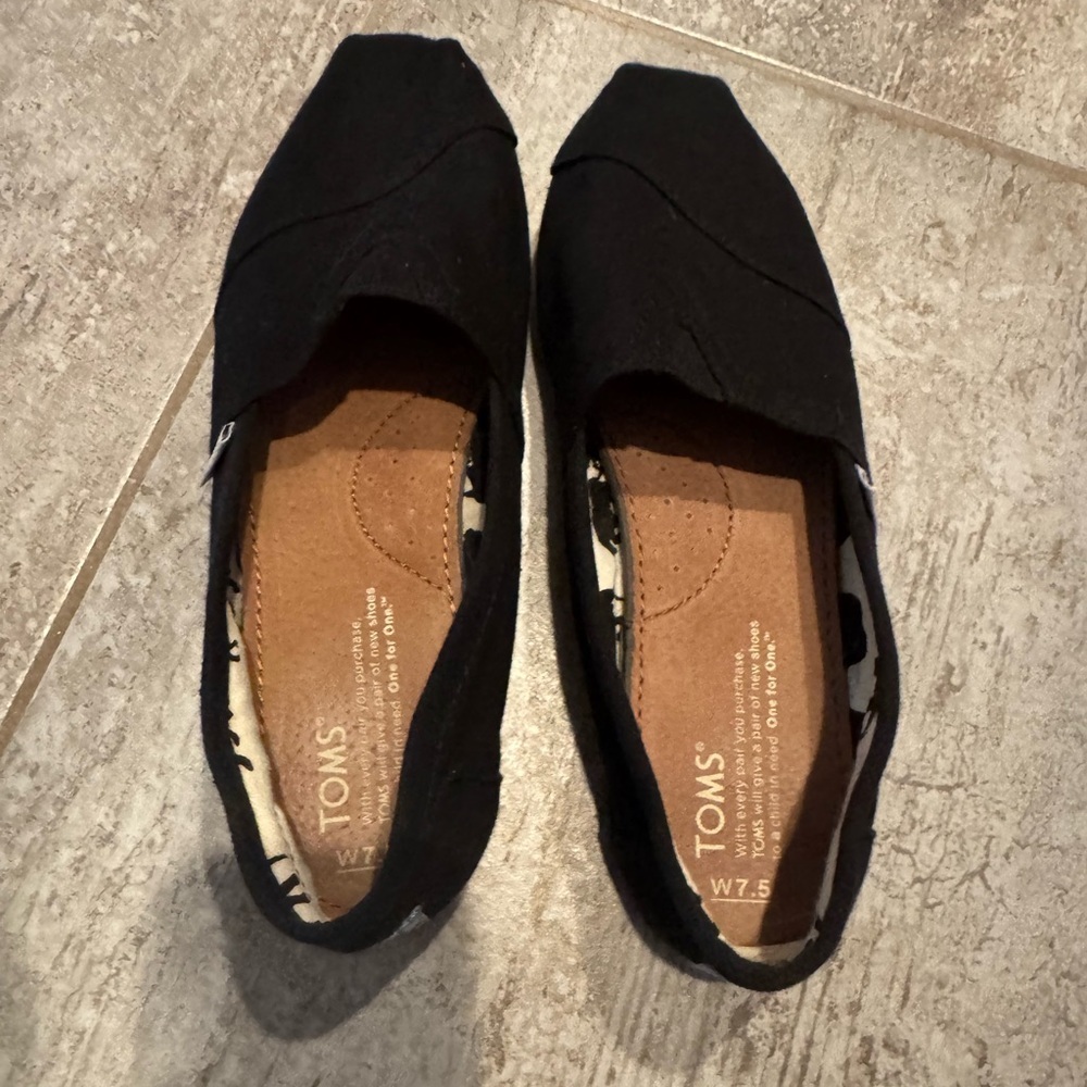 TOMS 7.5 Women's Black Slip-On Shoes